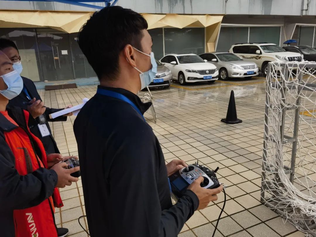 人生就是搏无人机飞控师，荣誉腾飞！