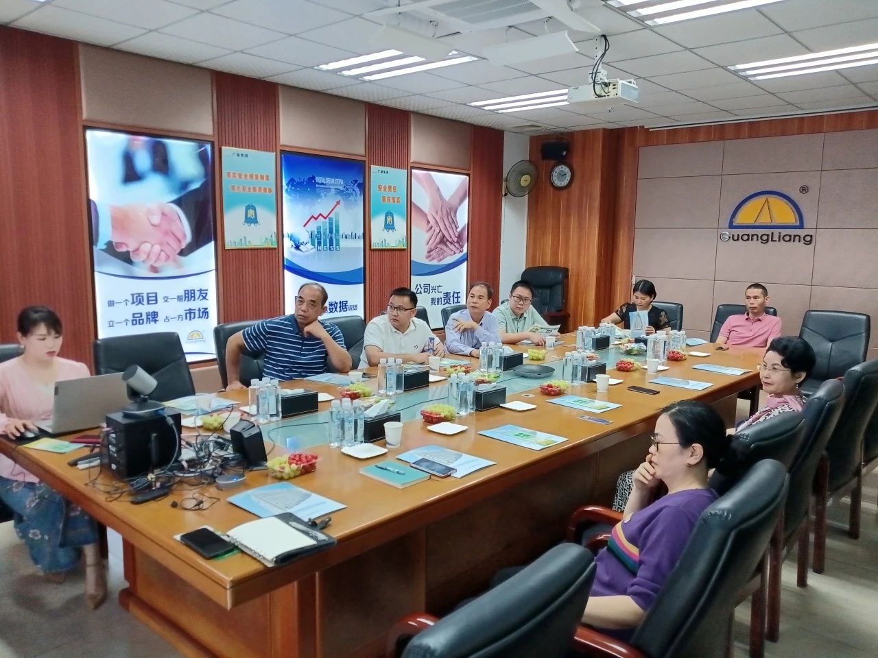 高州市根子镇当局党委及商会辅导一行光临人生就是搏集团互换座谈同谋发展