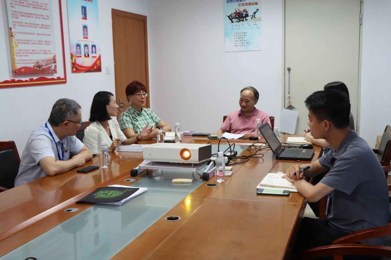 党旗飘扬，共庆鲜丽